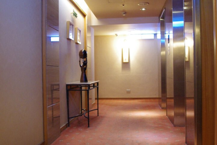Ballroom/Hall 81 of 95