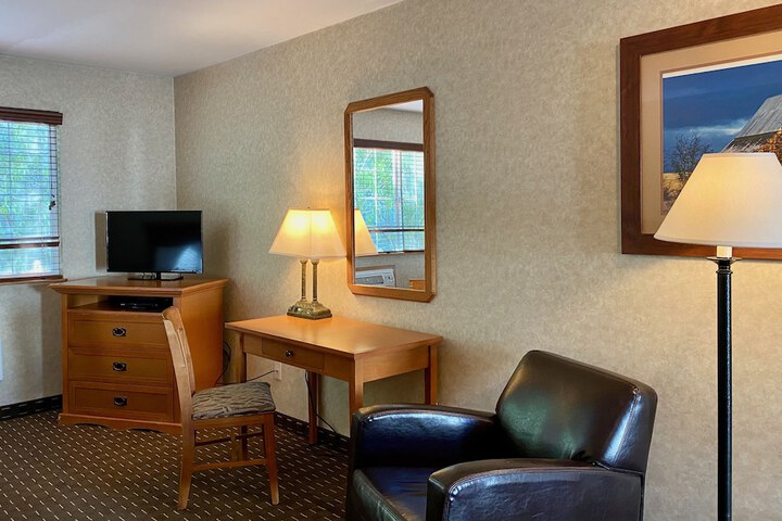 Room 6 of 100