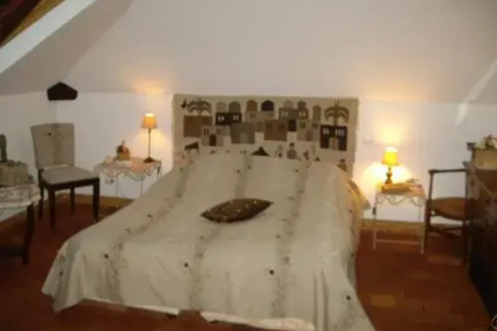 Room 4 of 12