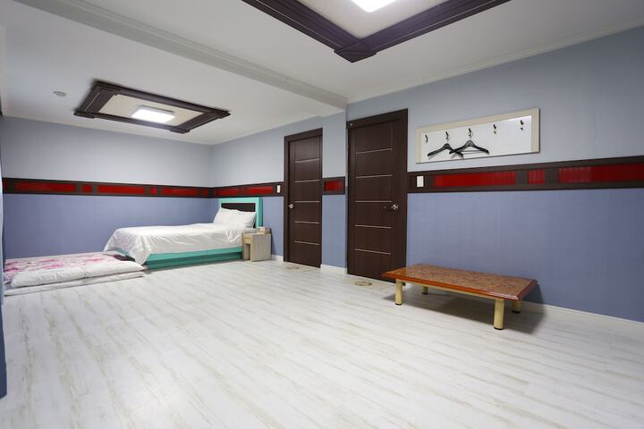 Room 13 of 32