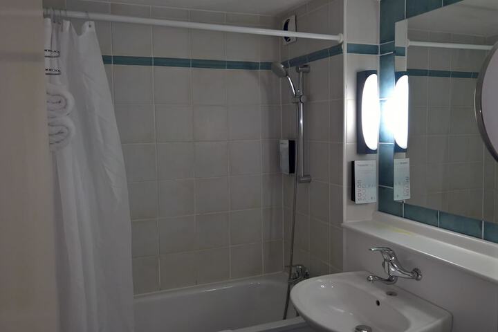 Room 6 of 45