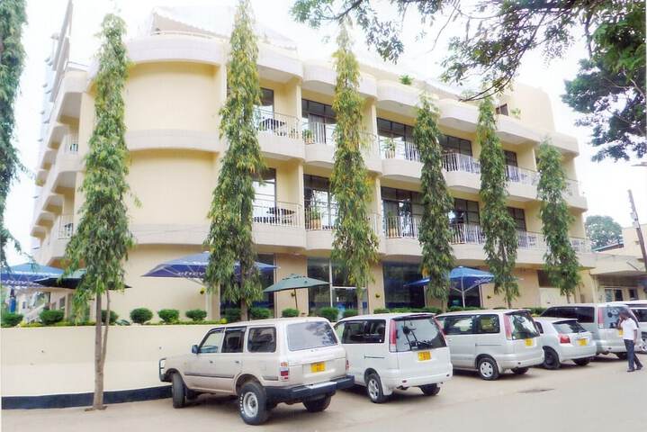 Hotel Exterior 32 of 40