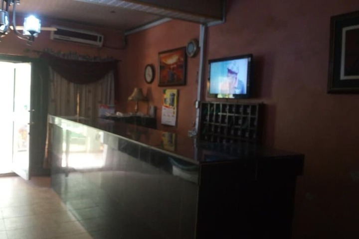 Cliff Hotel & Lounge