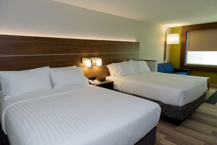 2 Queen Beds (5 of 9)