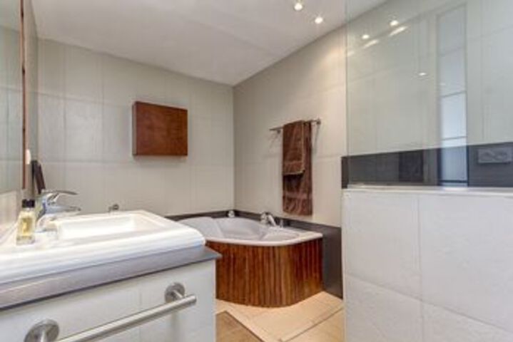 Room 6 of 44
