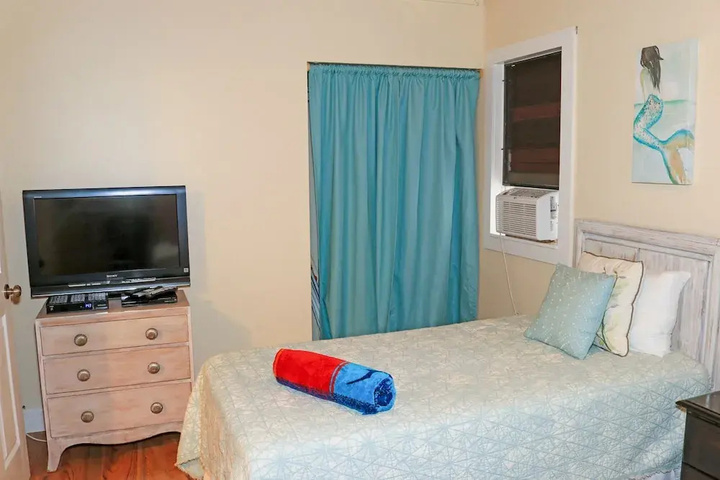 Room 4 of 18