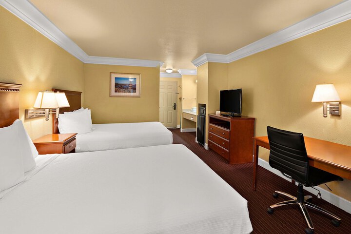 2 Queen Beds Microwave and Refrigerator WiFi Continental Breakfast (4 of 7)