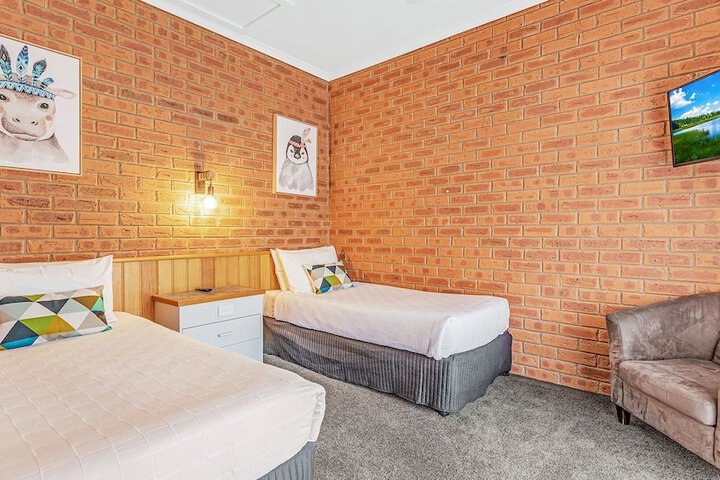 Room 33 of 64