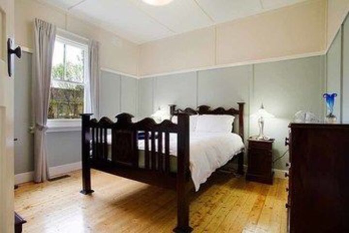 Room 6 of 16