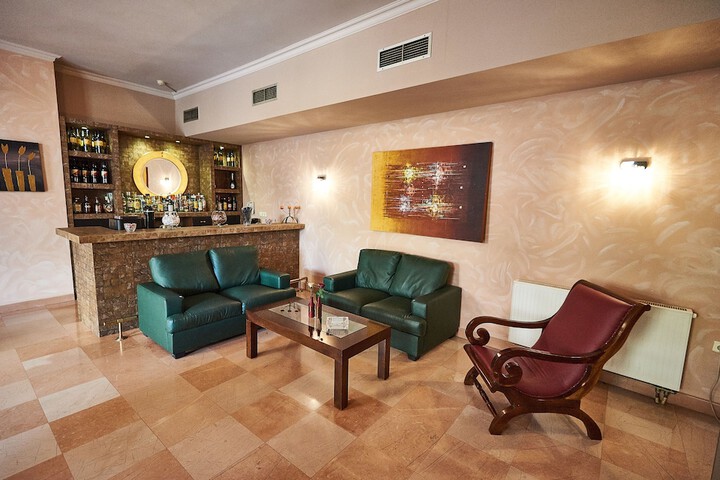 Lounge 32 of 33