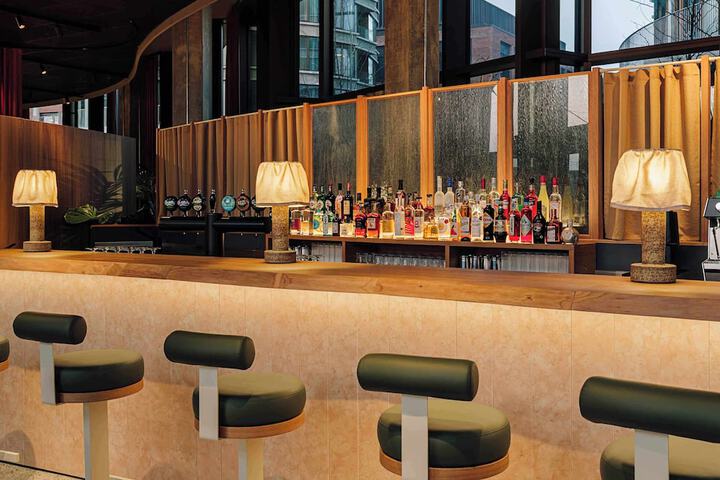 Lounge 83 of 100