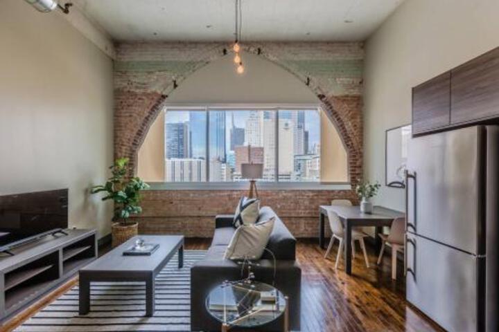 Cozy Apartment Overlooking Downtown in Dallas, TX