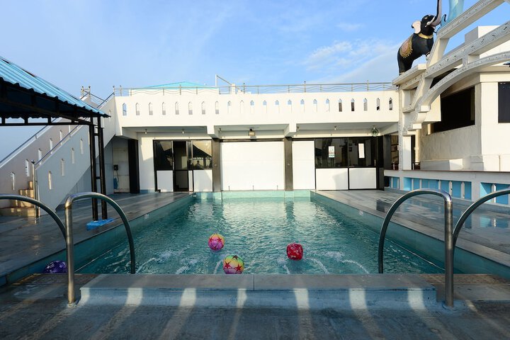 Hotel Pool