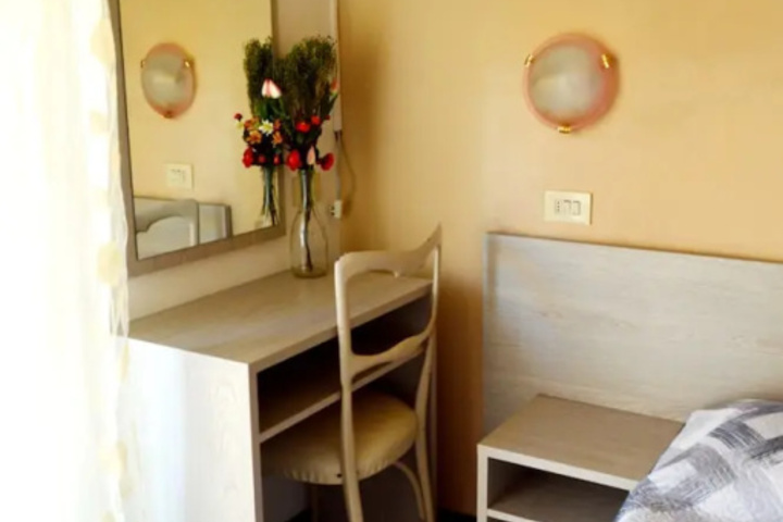 Room 6 of 10