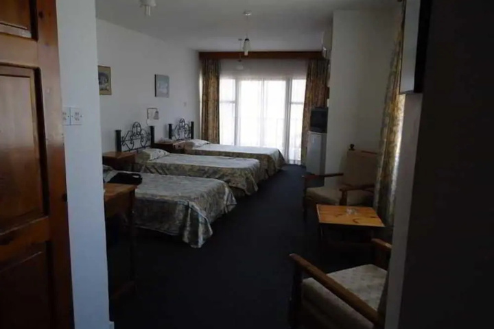 Room 4 of 6