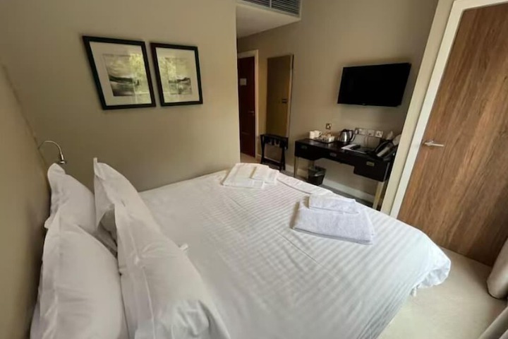 Room 3 of 38