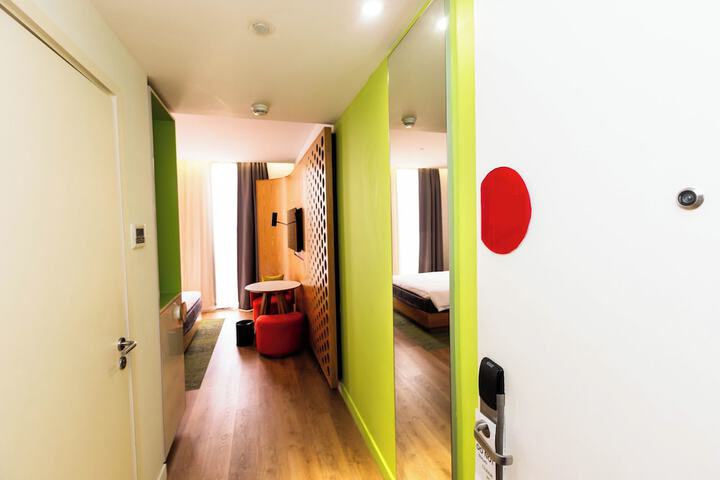 Room 13 of 28