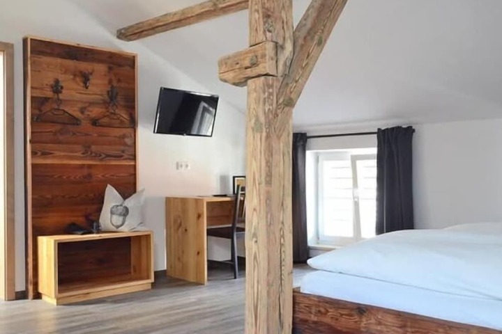 Room 4 of 16