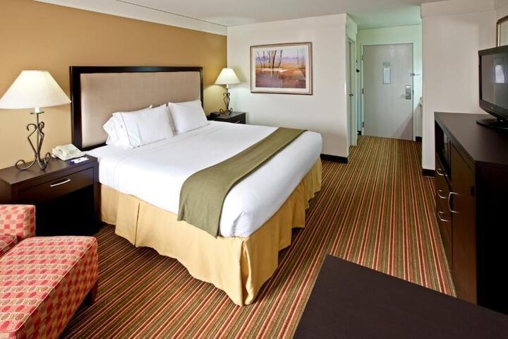 1 King Bed (2 of 6)