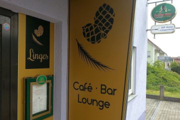 Lounge 17 of 22