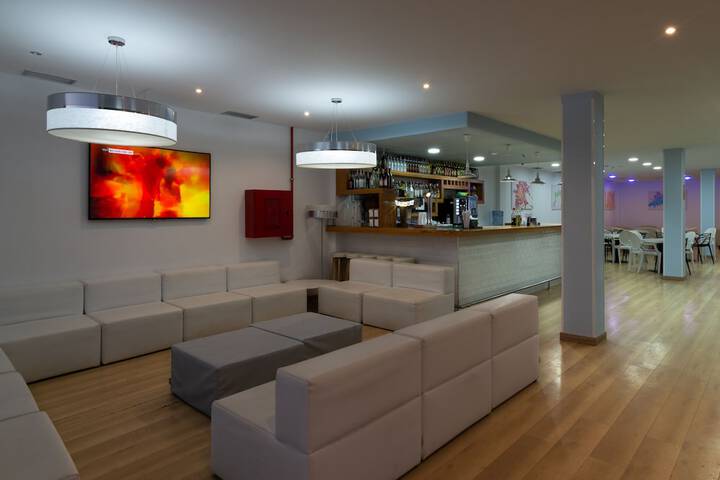 Lounge 44 of 52
