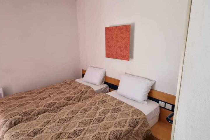 Room 10 of 18