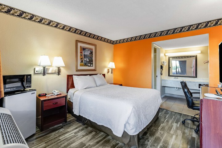 1 Queen Bed (7 of 10)