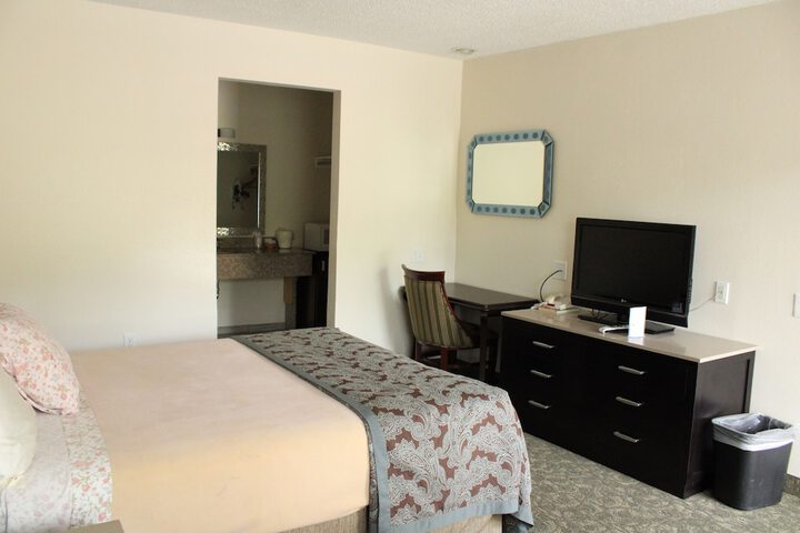 Room 4 of 12