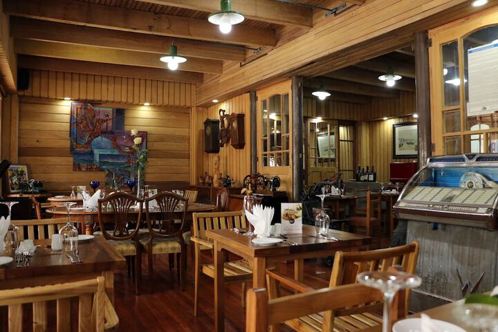 Dining 2 of 14