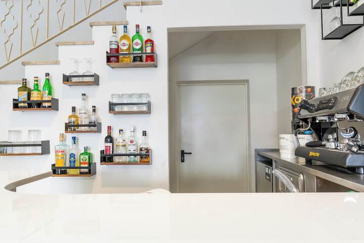 Lounge 72 of 85
