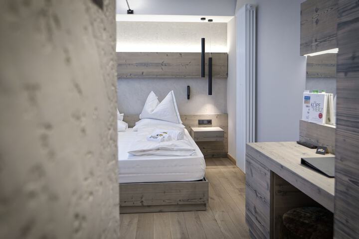 Room 4 of 65
