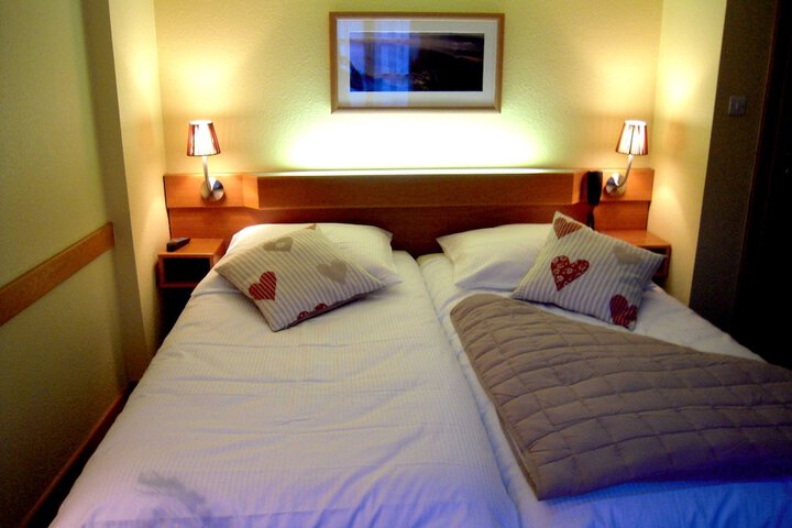 Room 2 of 32