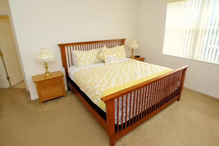 Room 4 of 16