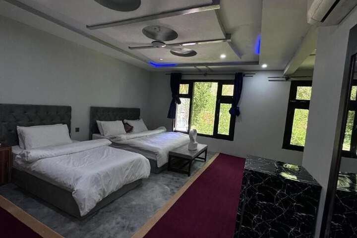 Room 4 of 10