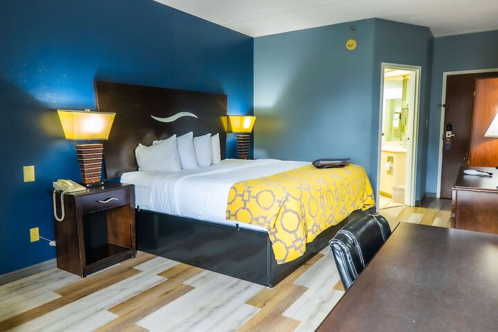 1 King Bed (1 of 40)
