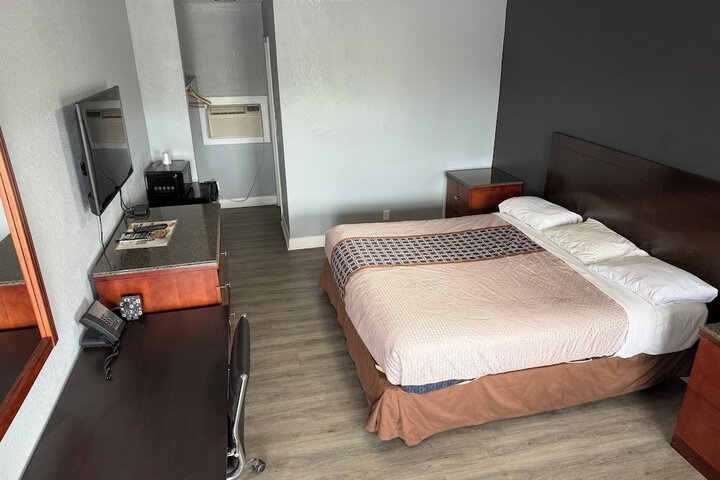 Room 9 of 14