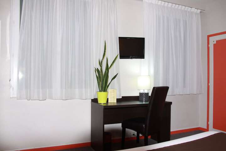 Room 27 of 38