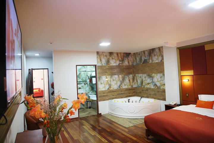 Room 7 of 28