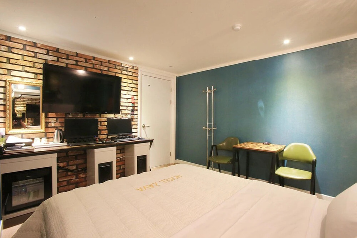 Room 4 of 16