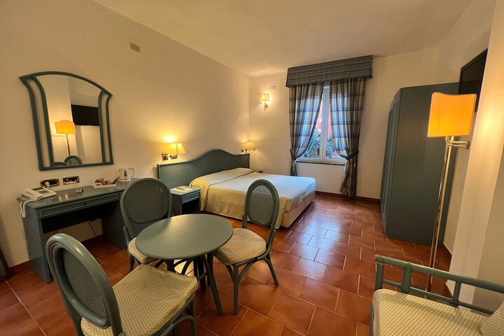 Room 6 of 27