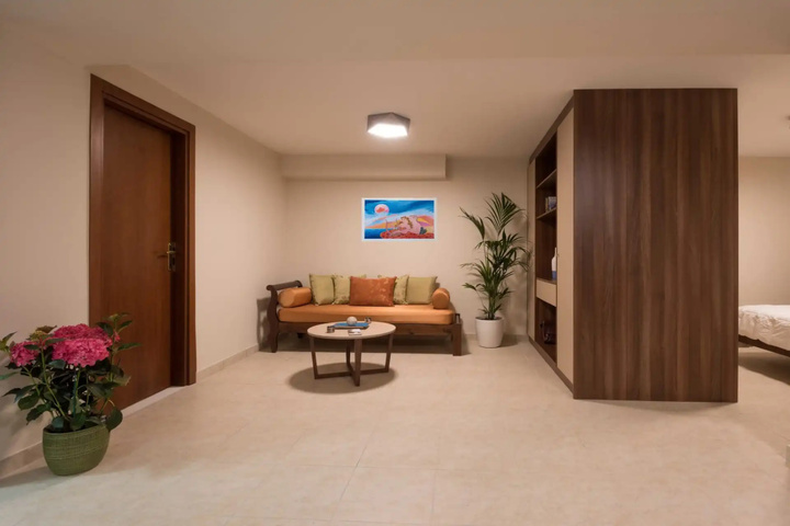 Room 17 of 34