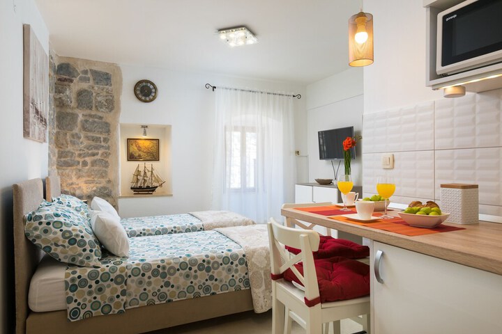 Room 33 of 180
