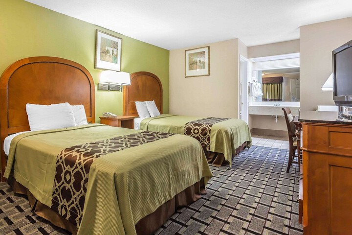 1 Queen Bed Accessible (2 of 12)