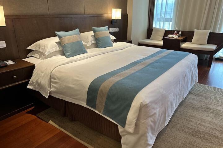 Room 5 of 9