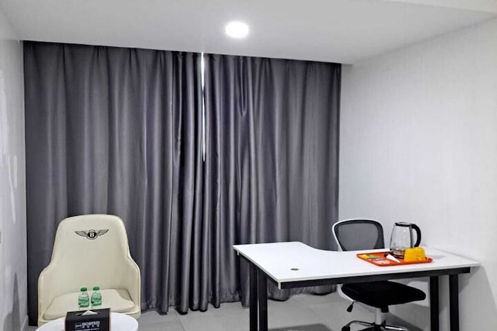Room 13 of 32