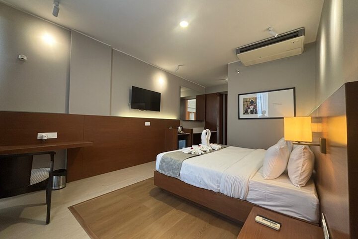 Room 8 of 9