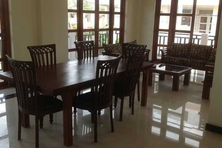 Dining 4 of 8