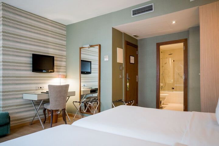 Room 33 of 84