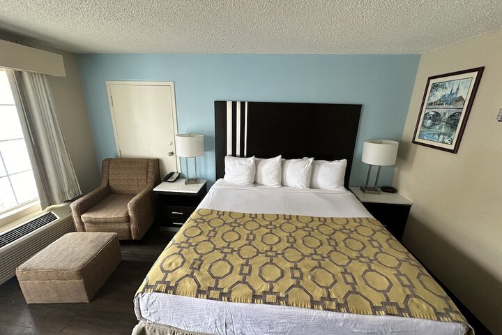 1 King Bed (4 of 23)