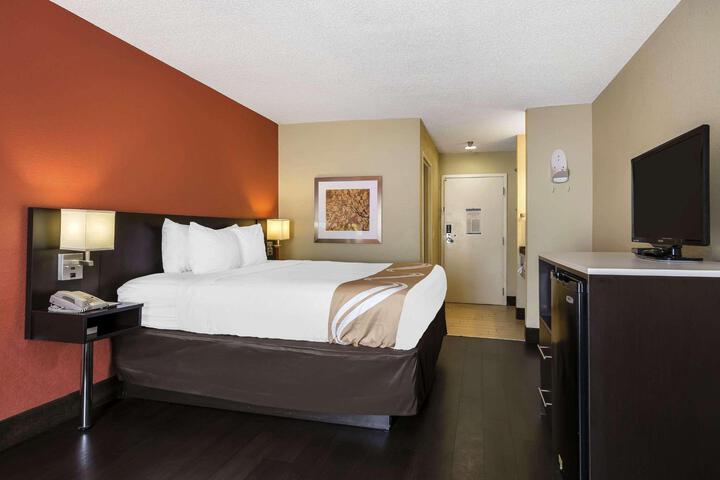 1 King Bed (6 of 18)
